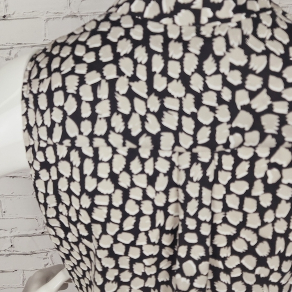 Calvin Klein Sleeveless V-neck Top‎ - Picture 6 of 11